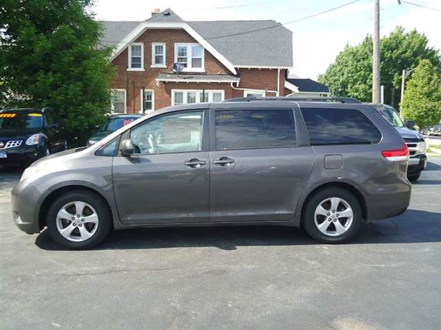 2011 Toyota Sienna LE 8-Passenger 4dr Mini-Van V6